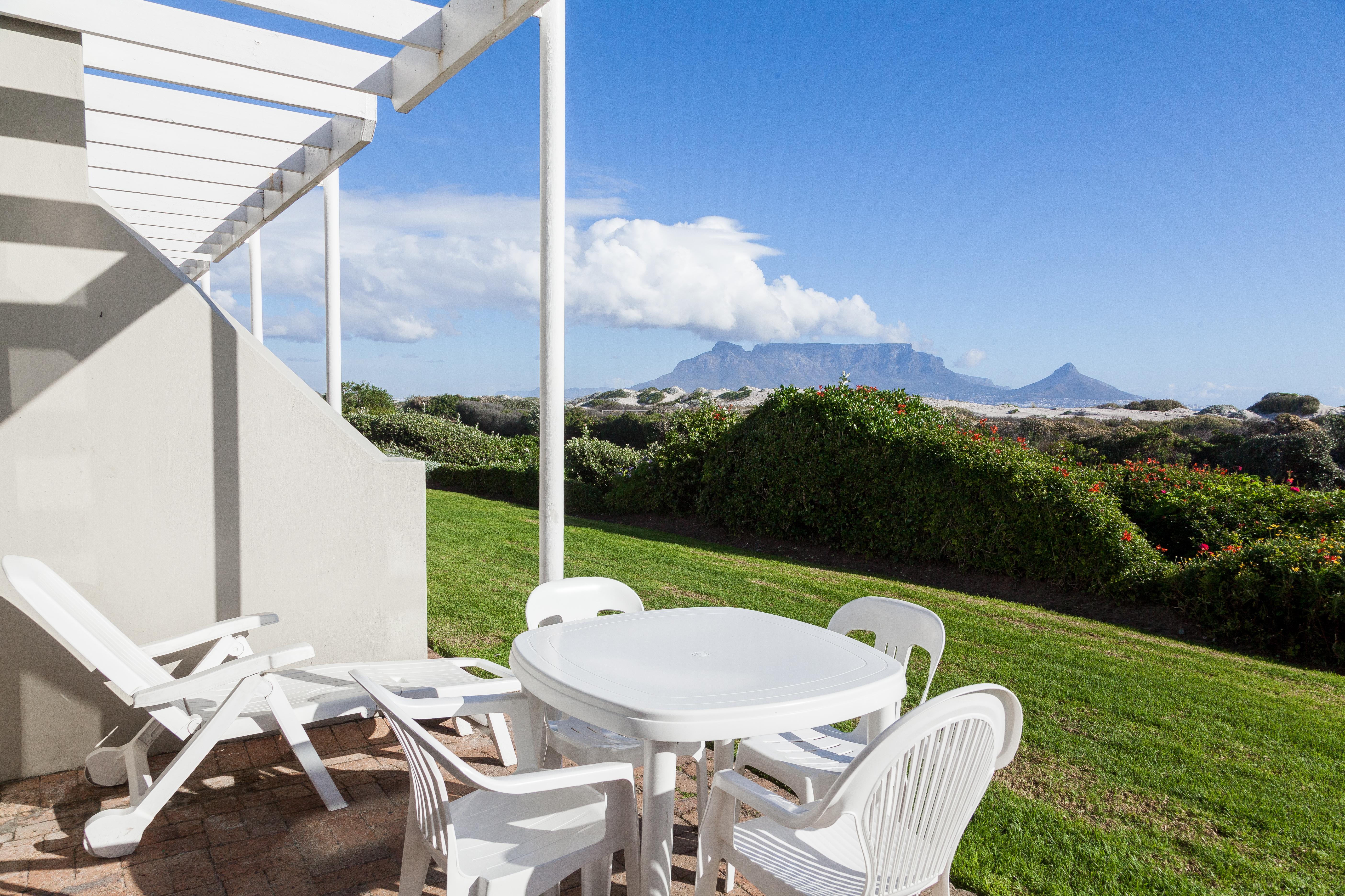 Dolphin Beach Hotel Self Catering Apartments Bloubergstrand Exterior photo